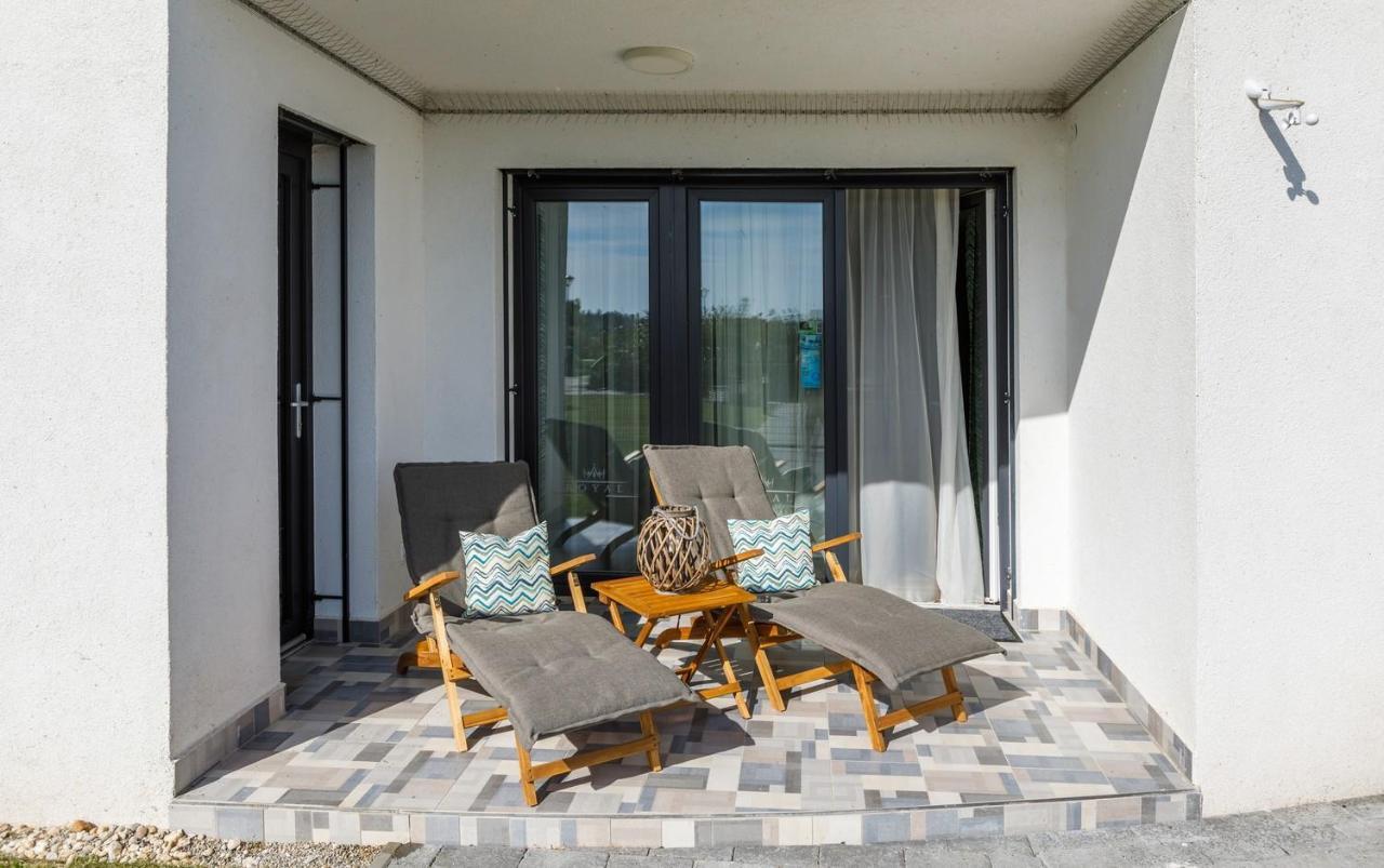 Royal Cafe Apartman Кестхей Экстерьер фото