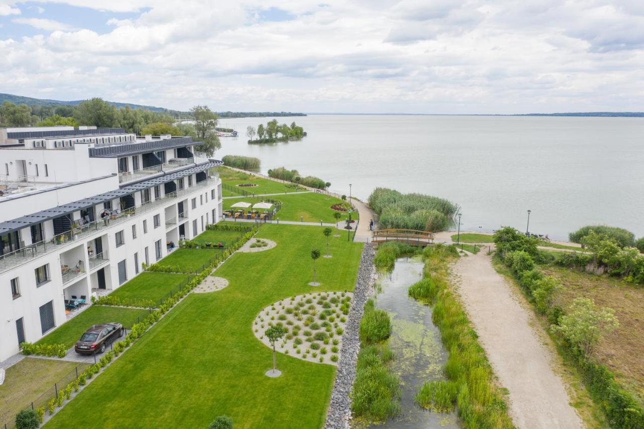 Royal Cafe Apartman Кестхей Экстерьер фото